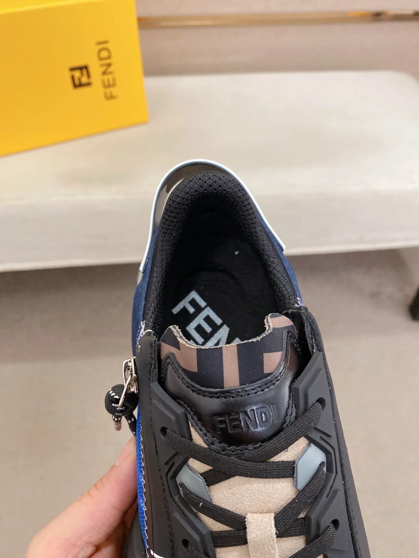 Men's shoes💰: 540💰(Higher version) [Fendi] Fendi's latest casual shoes for men! Available at counters simultaneously! A one-to-one replica of the original. Made entirely of imported top-grain calfskin, the interior is made of top-grain water-dyed cowhide, and the original factory-supplied rubber outsole. Leading new fashion concepts. Matching code: 38-44 can be customized, 45 is not returnable!